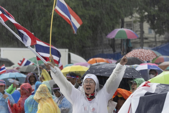 Конституционный суд Таиланда временно отстранил премьера от должности